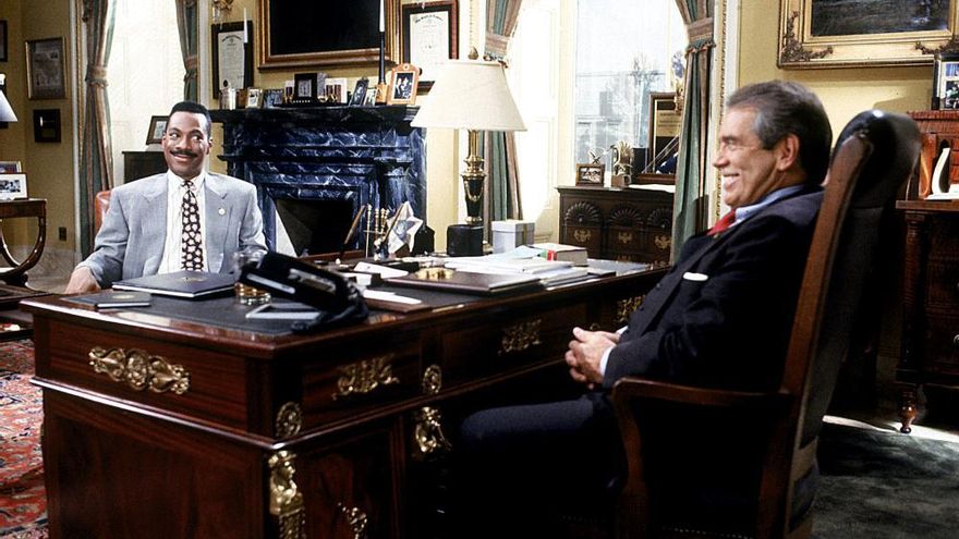 El co-creador de 'Sí, ministro' firmó esta apreciable mezcla de sátira política y comedia romántica