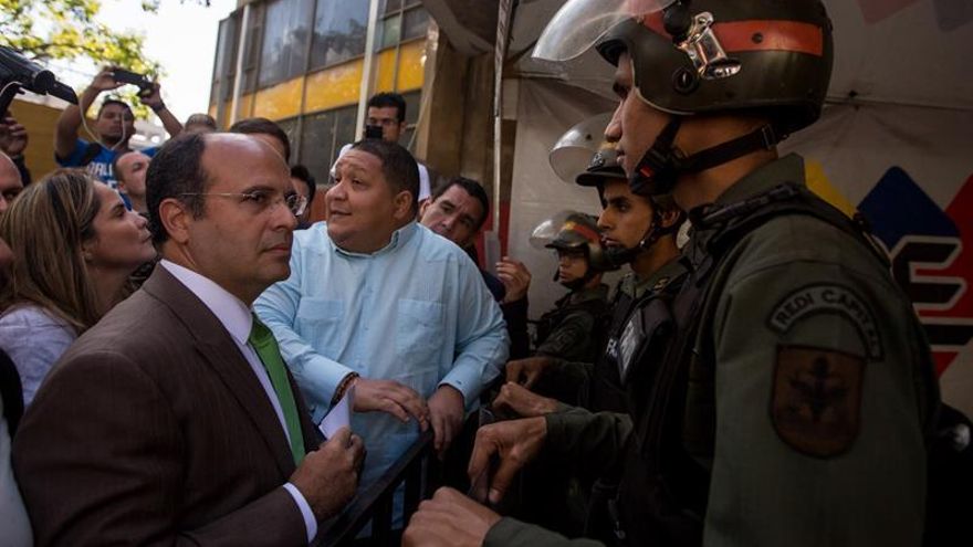 Un diputado venezolano dice que fue retenido en un aeropuerto y le anularon pasaporte