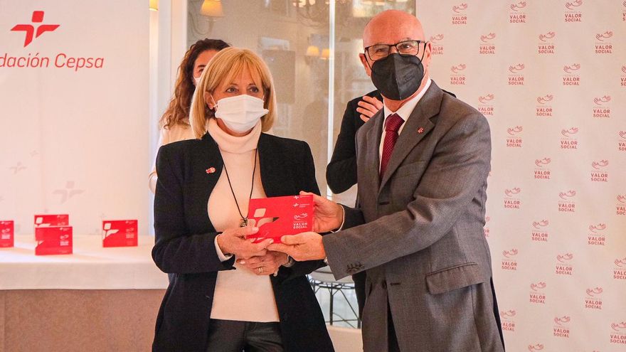 Rafael Yanes entrega otro de los premios a Cruz Roja