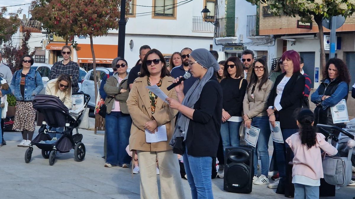 Concentración de familias del alumnado del CEIP Adolfo Martínez Chicano de Las Pedroñeras (Cuenca) el pasado 11 de mayo