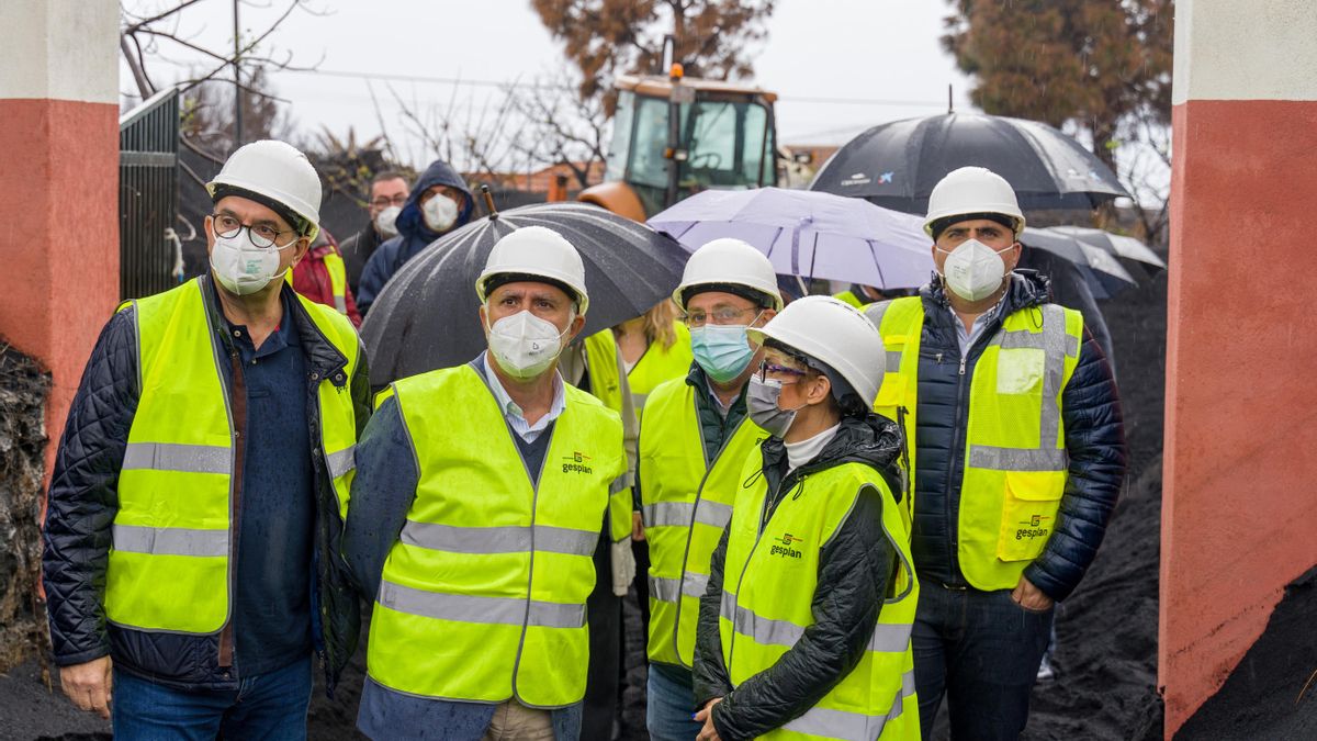 El presidente del Gobierno de Canarias, Ángel Víctor Torres (c); y la consejera de Economía, Conocimiento y Empleo del Gobierno de Canarias, Elena Máñez (d), visitan la zona de Las Manchas, a 2 de febrero de 2022, en Las Manchas, El Paso, La Palma
