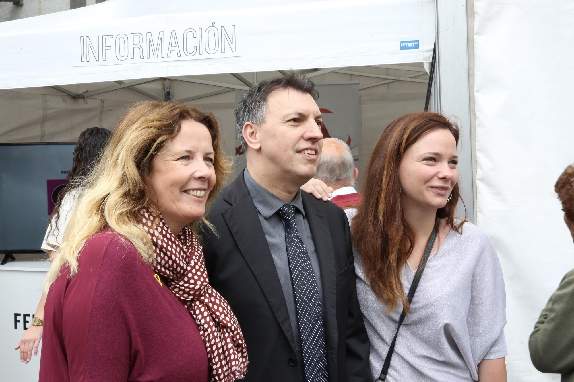 La abogada Isabel Saavedra (izquierda) y la jueza Carla Vallejo junto a Joaquim Bosch. (Alejandro Ramos).