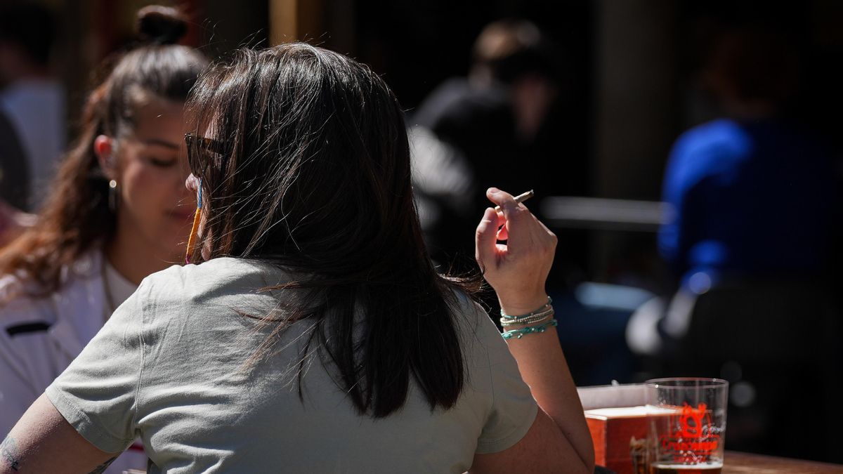 Madrid ensaya una ‘Agenda 2030’ para fumadores que ponga edad mínima al vapeo y suba de precio el tabaco