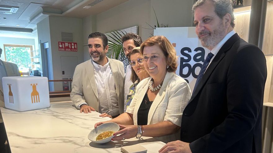 La presidenta de la Diputación junto al resto de los organizadores en la presentación mostrando una de las tapas