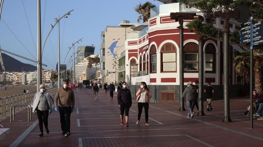 La capital grancanaria limita los accesos a la arena y el horario para hacer ejercicio en la playa de Las Canteras