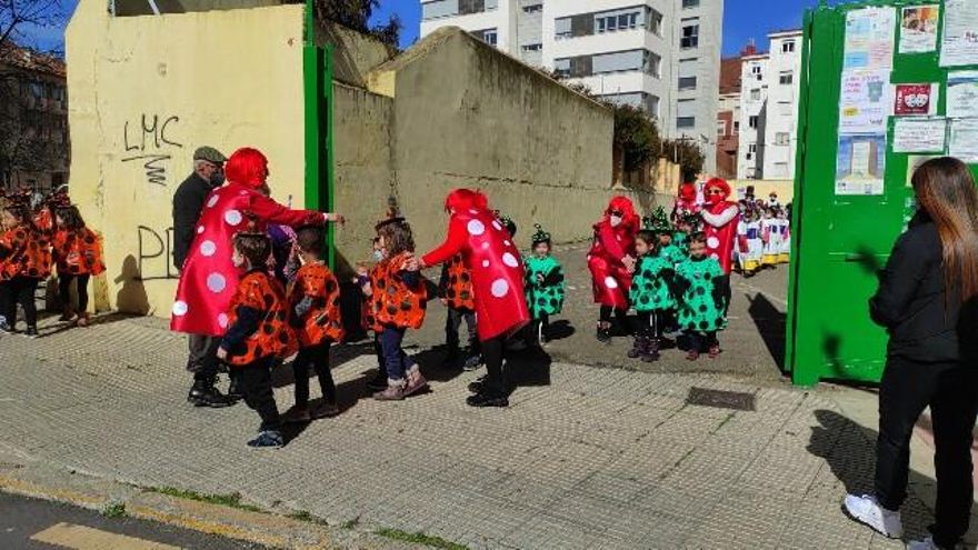 El carnaval infantil saliendo del colegio González de Lama.