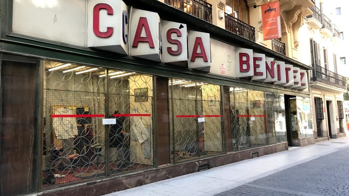 Rótulo y escaparate de la Sastrería Casa Benítez