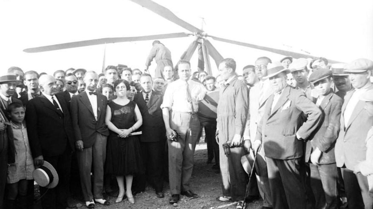 El inventor del autogiro, con autoridades locales, incluido el alcalde, José María Blanc, en una demostración de su creación