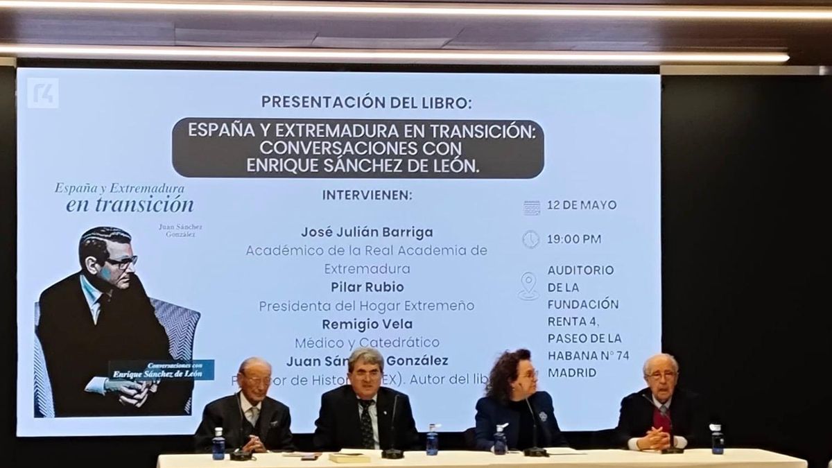 Sánchez González (segundo por la izquierda) presentando su libro en Madrid