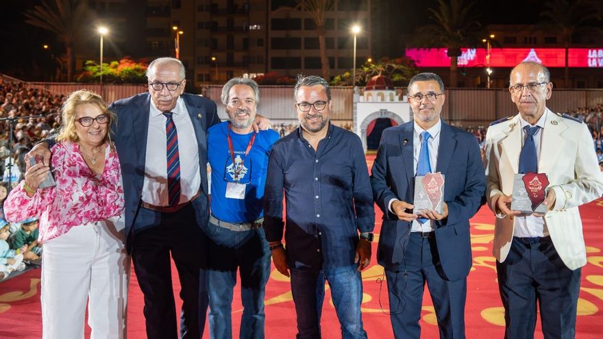 Entrega de reconocimientos al director artístico  de la Danza de Los Enanos, Alonso Lugo Hernández, a su director adjunto José A. Pérez, y al director de la Banda Municipal de Música San Miguel, José Gabriel Rodríguez.