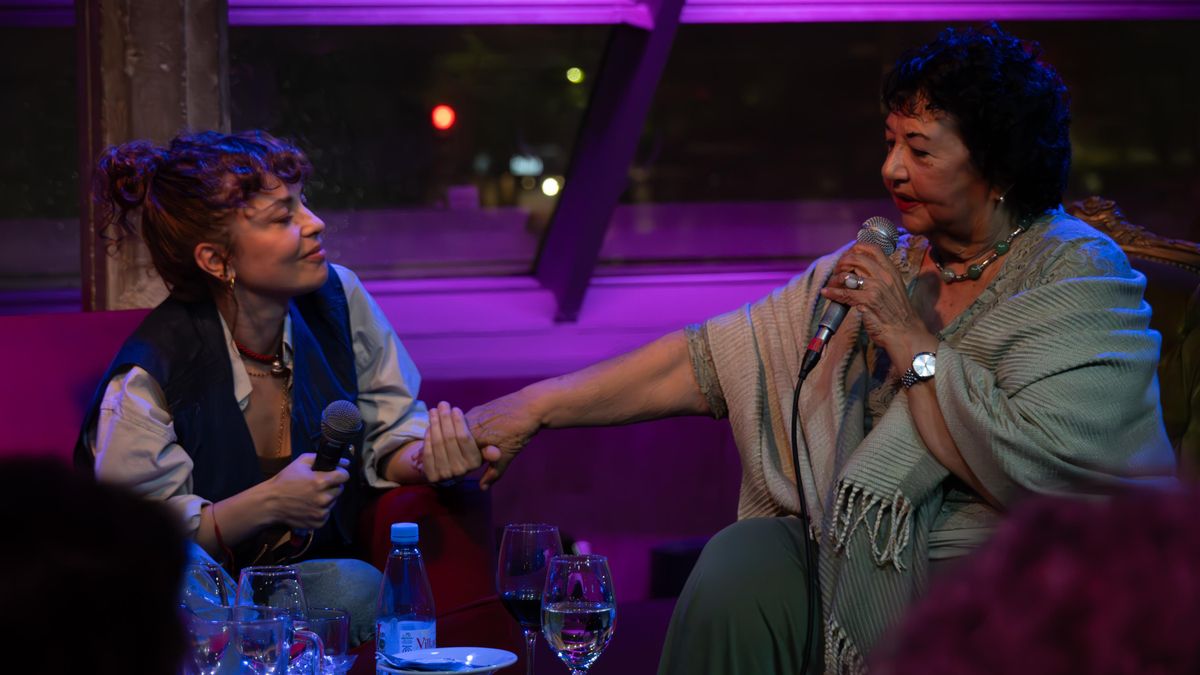 Dolores Fonzi y Dora Barrancos en el segundo episodio de "Destellos en la Oscuridad"