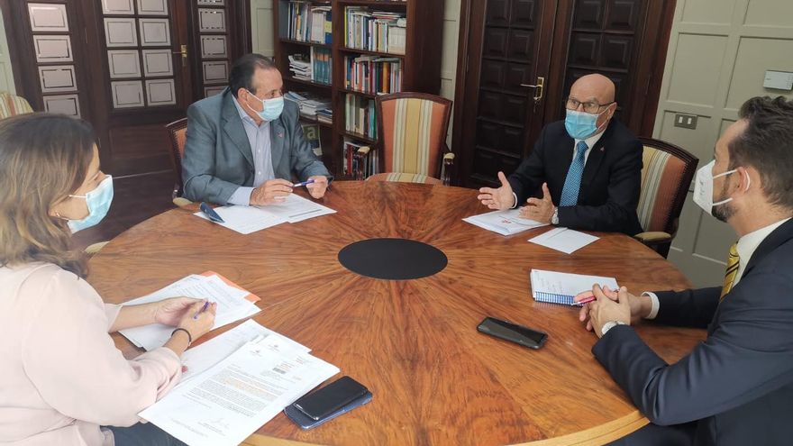 El consejero de Sanidad recibe las quejas al diputado del común por el mal estado de la unidad metabólica ósea del Insular