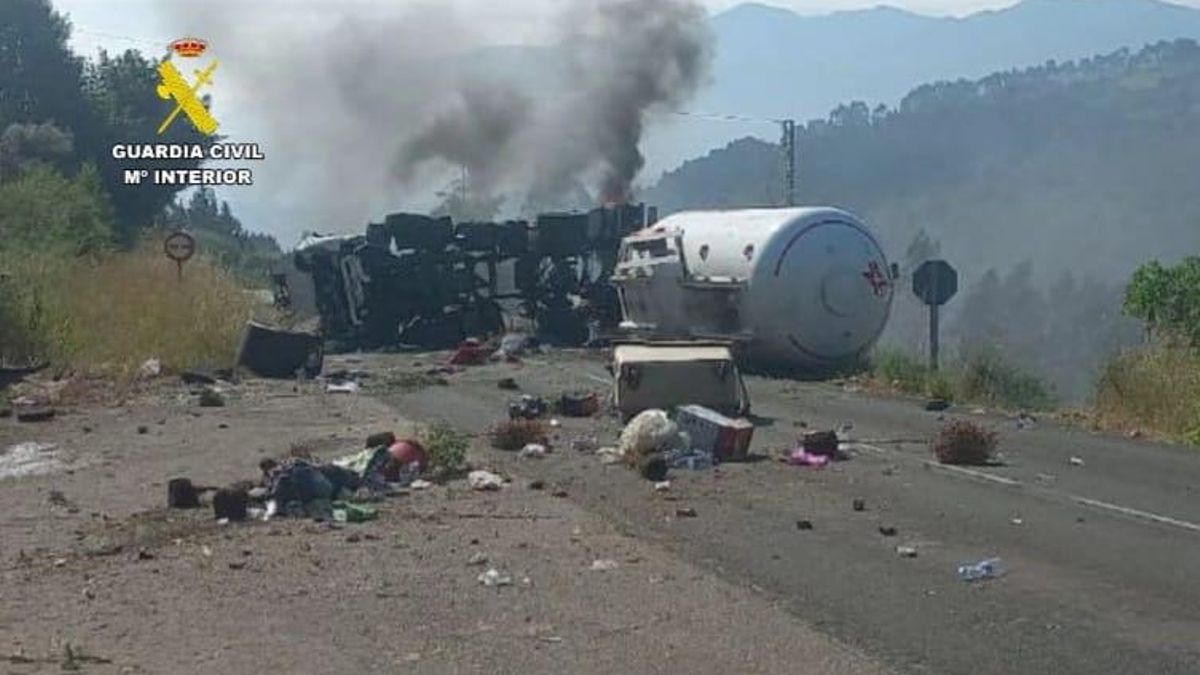 El camión que transportaba gas propano ha caído desde la A 8 hasta la N 632 a la altura de Colunga. En la imagen, el camión volcado.