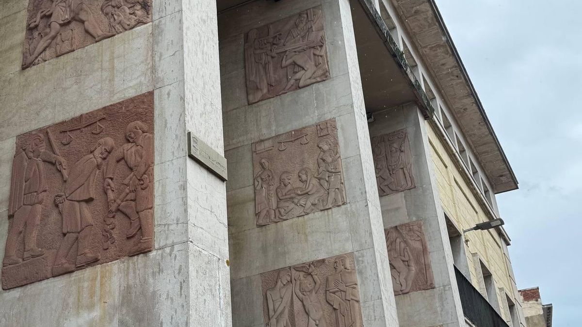 Bajorrelieves de Jesús Otero en la puerta de los Juzgados de Santander.