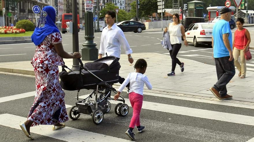 Euskadi asume el 1 de julio la gestión de los permisos de trabajo a extranjeros con 5.000 personas esperando en Lanbide