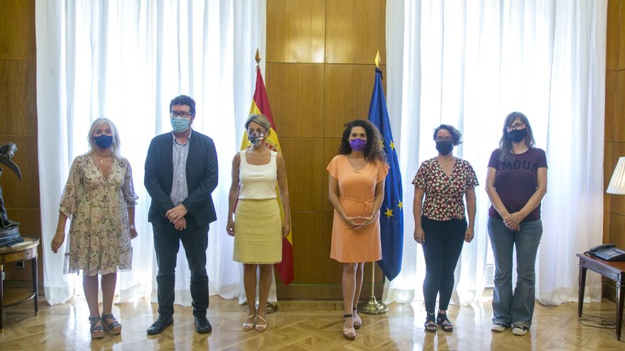 La ministra Yolanda Díaz con integrantes de Jornaleras en Lucha, La Laboratoria y abogadas