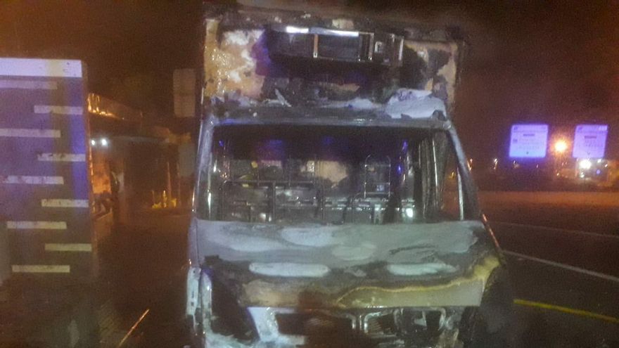 El camión, que ardió en la zona de la parada de guaguas del Hospital Universitario de Canarias, se quemó en su totalidad.