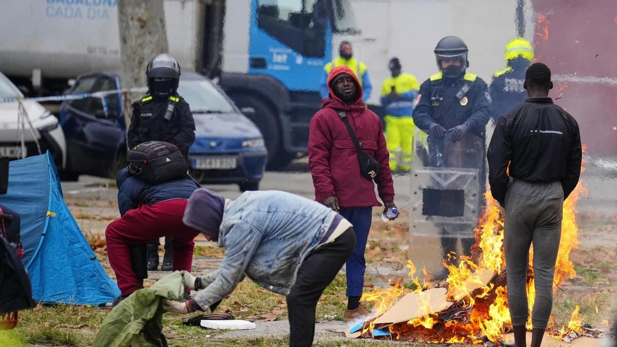Migrantes desalojados del antiguo instituto B9 de Badalona (Barcelona) por los Mossos d'Esquadra