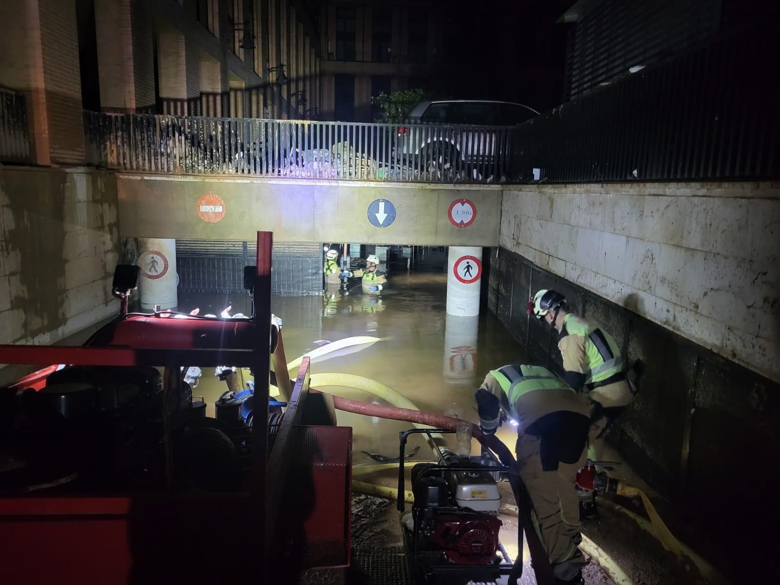 Revisión y achique de agua en un garaje subterráneo de Catarroja (Valencia) tras la devastadora dana de 2024.