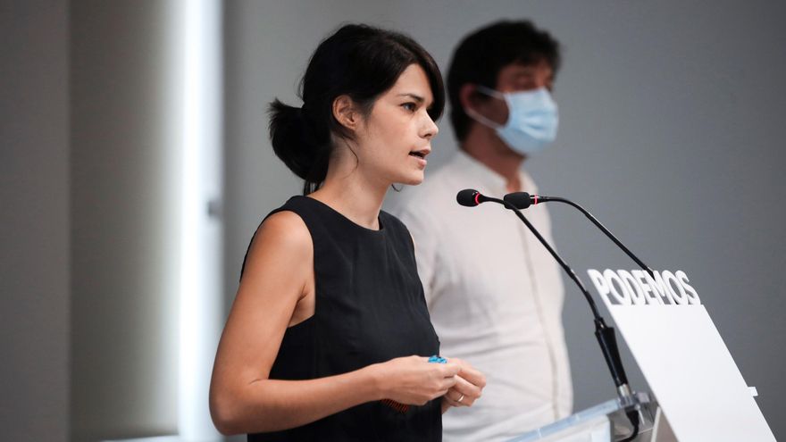 El diputado de Podemos Rafael Mayoral y la diputada de la formación en la Asamblea de Madrid Isa Serra ofrecen una rueda de prensa este viernes en la sede del partido en Madrid. EFE/David Fernández
