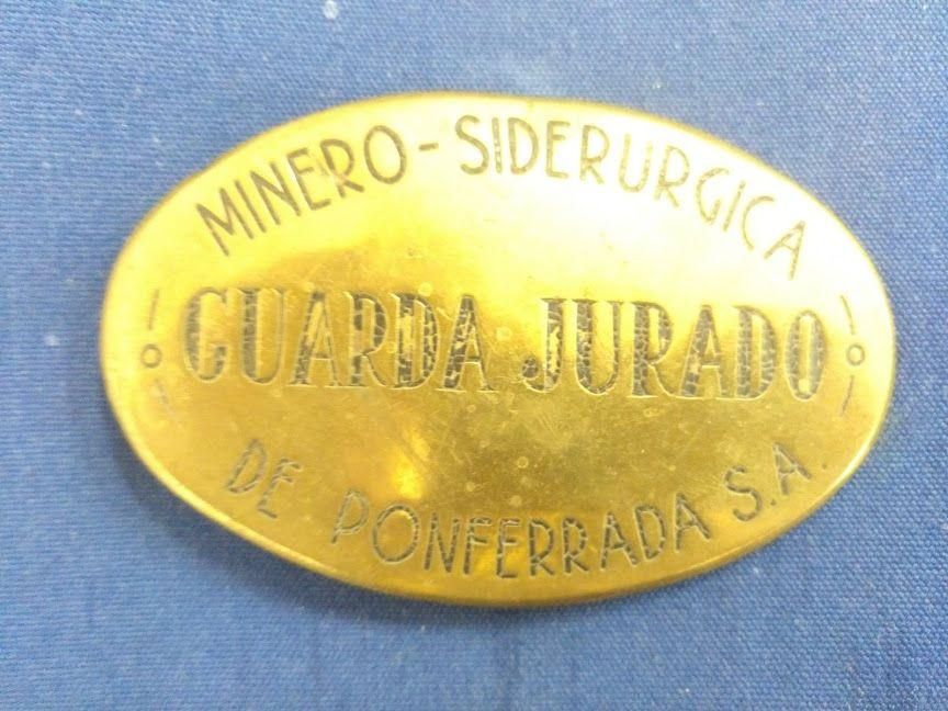 Placa de guarda jurado de la Minero que llevó Manolo durante años y todavía conserva.