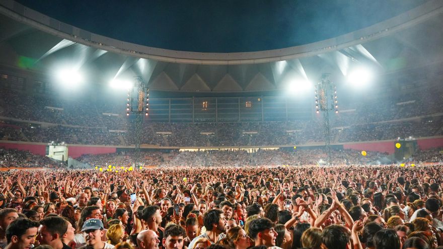 El cantante, Manuel Carrasco durante su concierto en el estadio de La Cartuja (imagen de archivo)