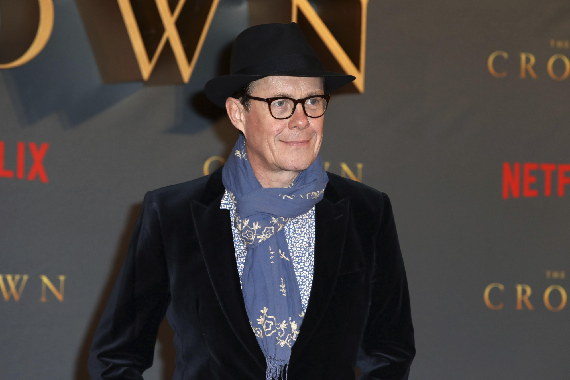 Alex Jennings en la première de The Crown 2 en Netflix