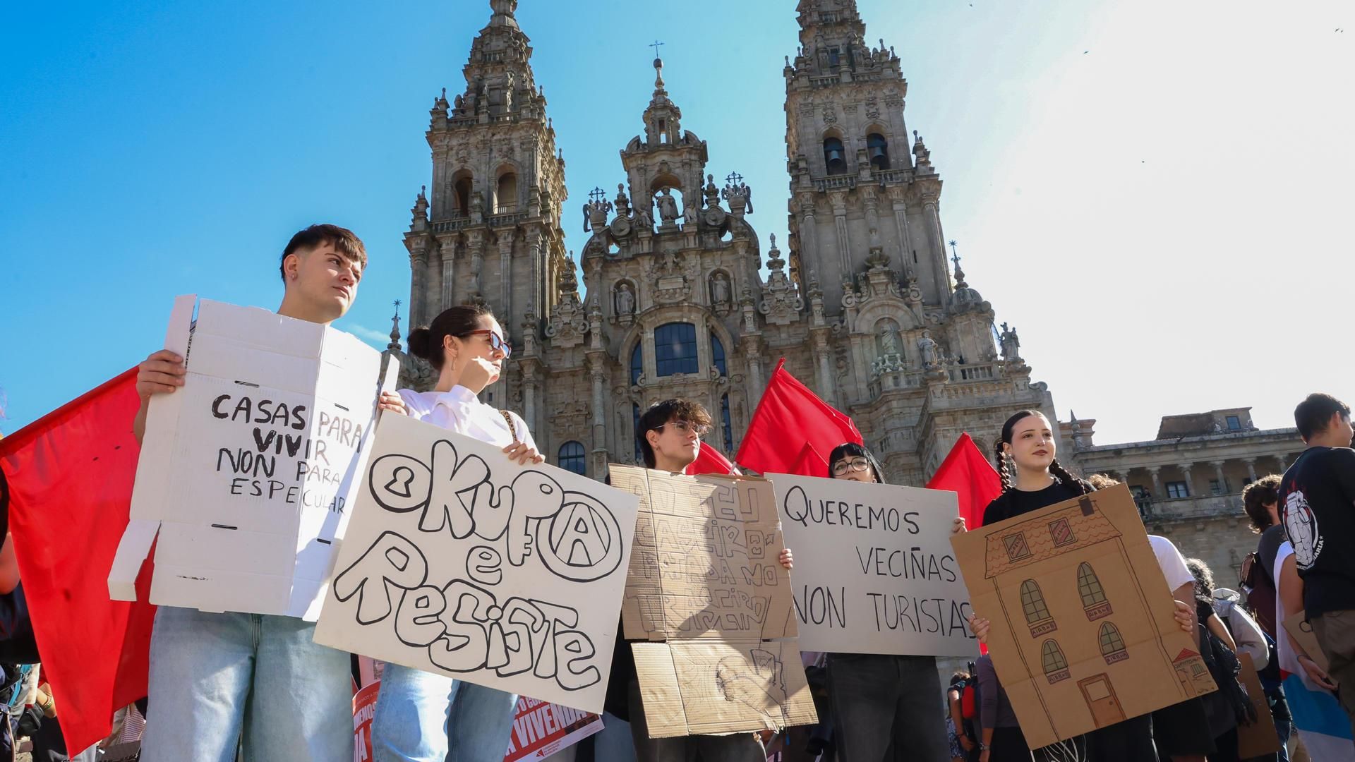 Concentración en la Plaza del Obradoiro, donde está instalada la 'Acampada pola Vivenda'.