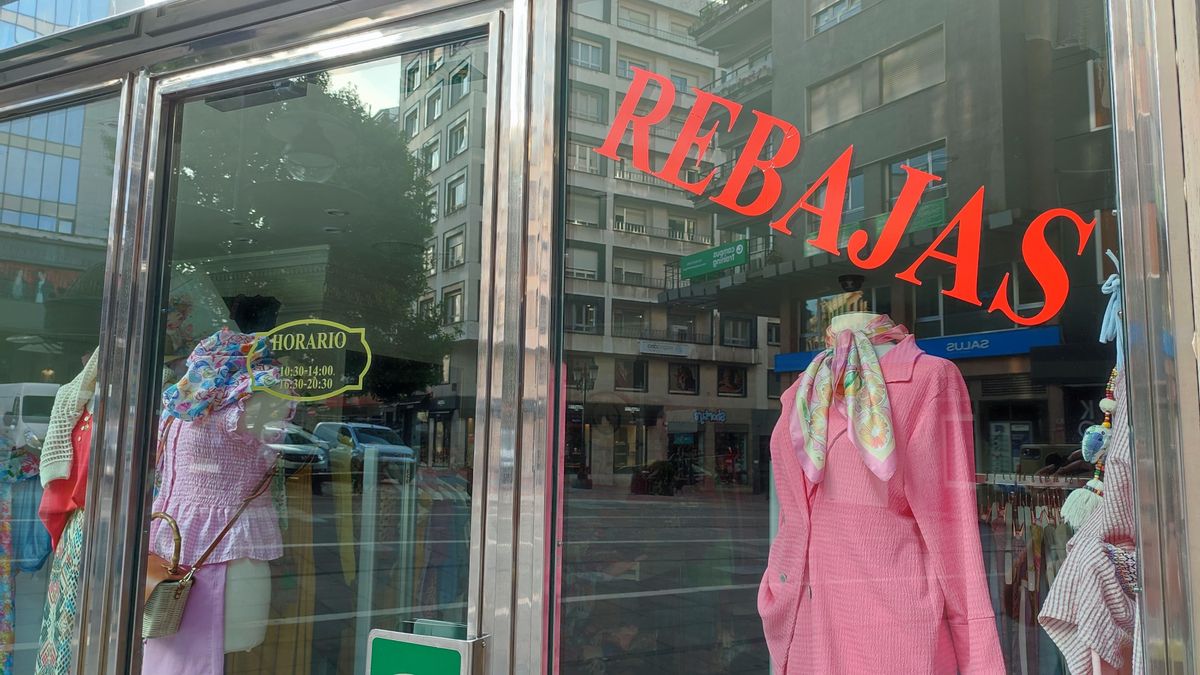 Un aparador duna botiga de roba.