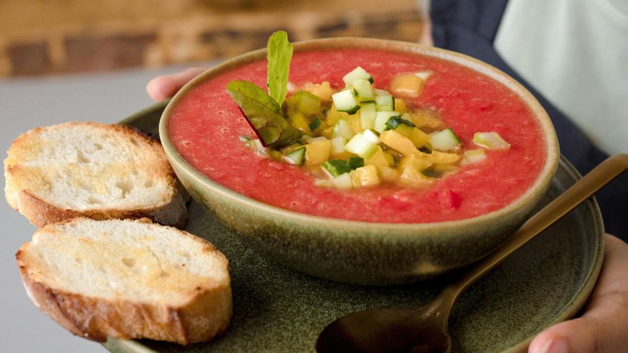 La sandía queda muy bien combinada con el resto de ingredientes del gazpacho