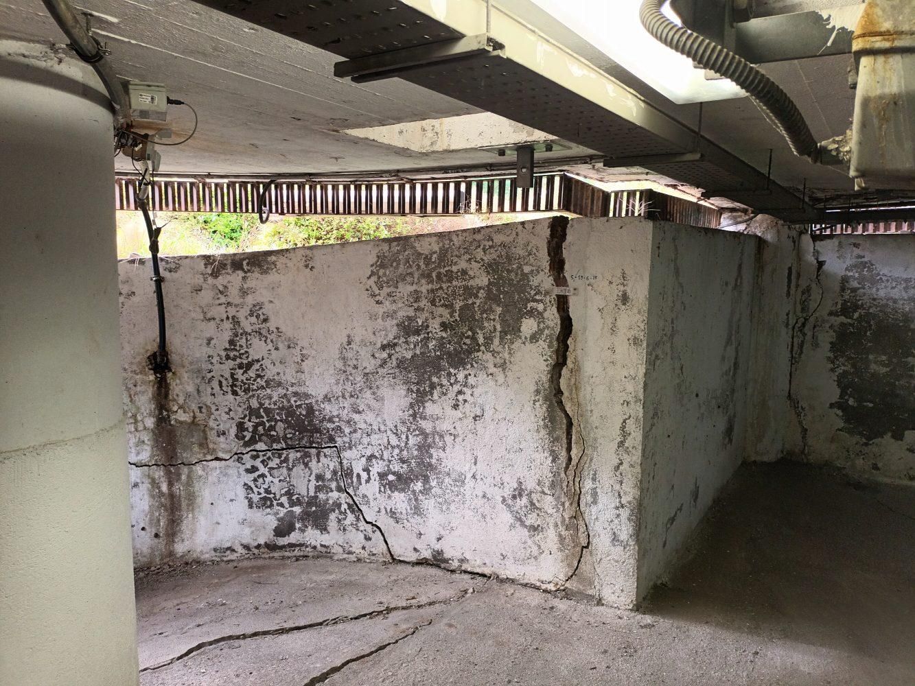 Grietas en la sala de máquinas de la fuente homenaje a Juan de Villanueva