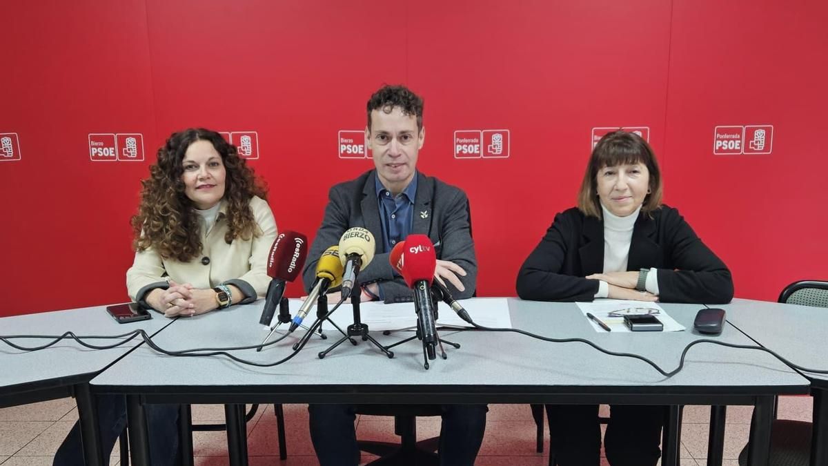Silvia Cao, Mario Rivas y María Isabel Fernández, candidatos de la lista del PSOE por León a las autonómicas.