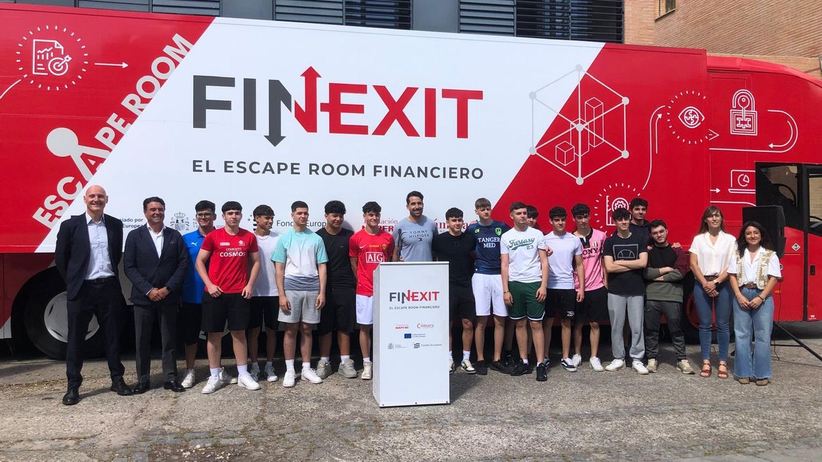 Alumnado del IES Medina Azahara que ha participado en el 'escape room' financiero.