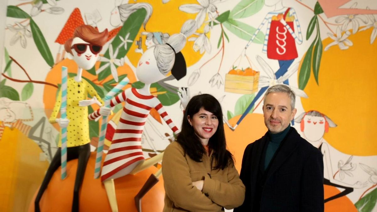 L’artista valenciana Marina Puche, responsable del disseny de la falla municipal de 2023, amb el director del Consorci de Museus, José Luis Pérez Pont.