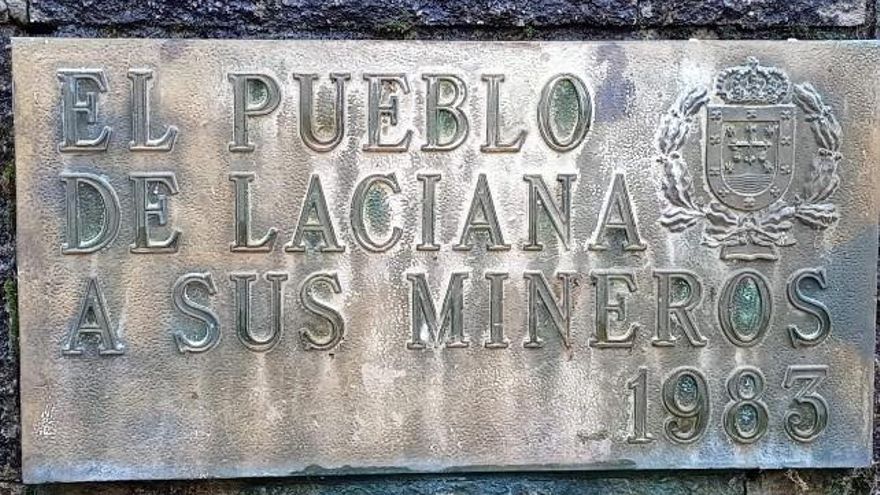 Placa de homenaje de Villablino a los mineros. // Luis Álvarez