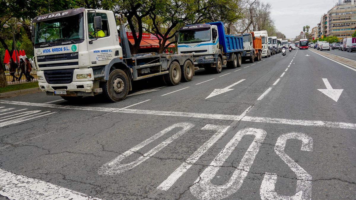 Concentración de camioneros por la avenida Menéndez Pelayo, en el noveno día de paro indefinido del sector del transporte a 22 de marzo del 2022 en Sevilla (Andalucía, España).