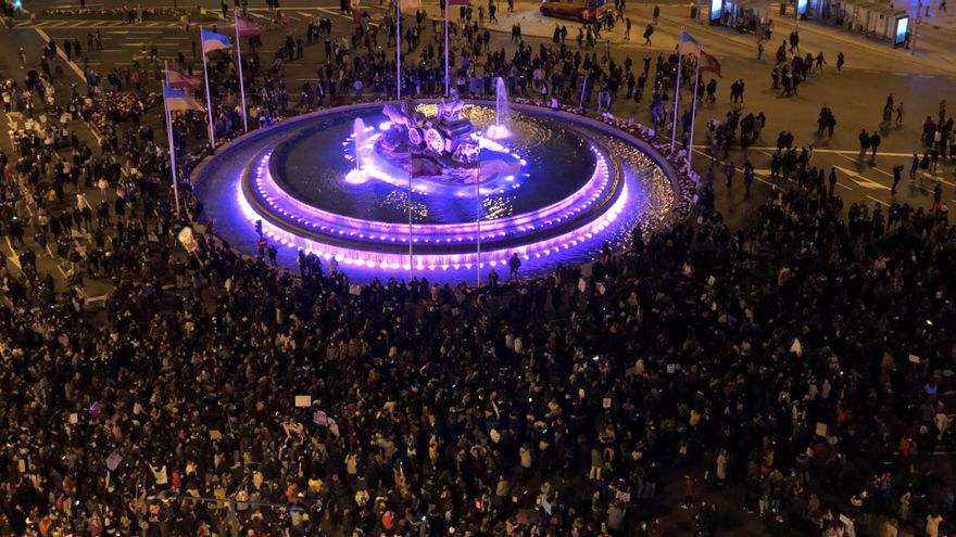 Miles de personas este 8M en la Cibeles de Madrid
