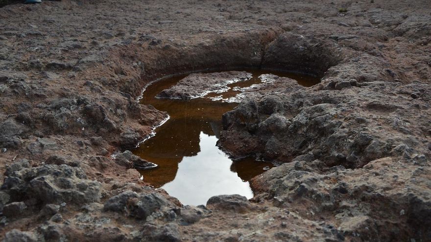 Detalle de la cazoleta aborigen con agua en la jornada de hoy