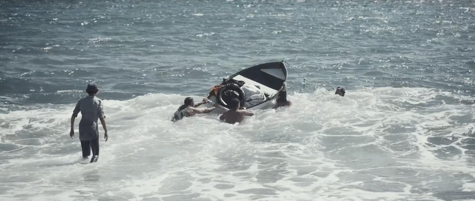 Traslado de residuos en una barca. ABIÁN SAN GIL