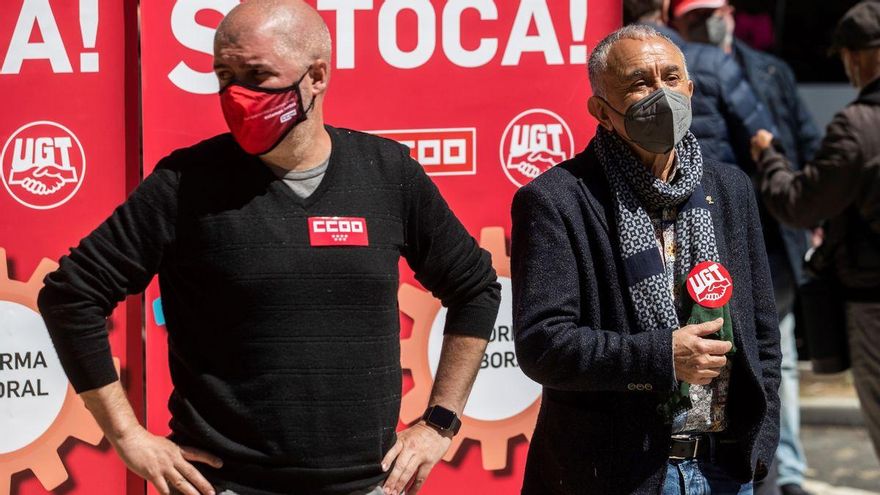 Los secretarios generales de UGT y CCOO, Pepe Álvarez (d) y Unai Sordo (i)