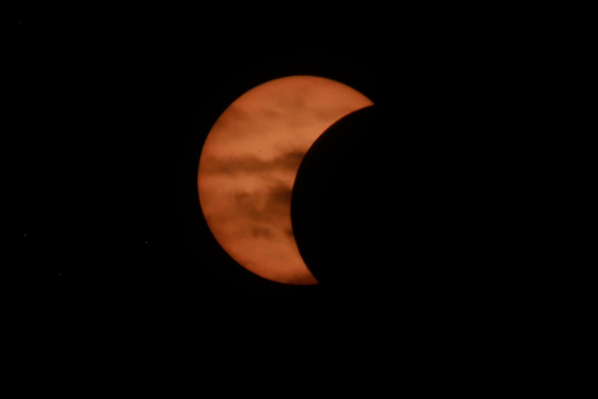 El eclipse ha durado apenas unos minutos, pero ha dejado imágenes únicas