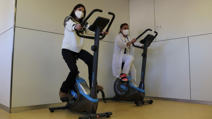 Mireia Sitjà, pedaleando en la bici estática en el Hospital Vall d'Hebron
