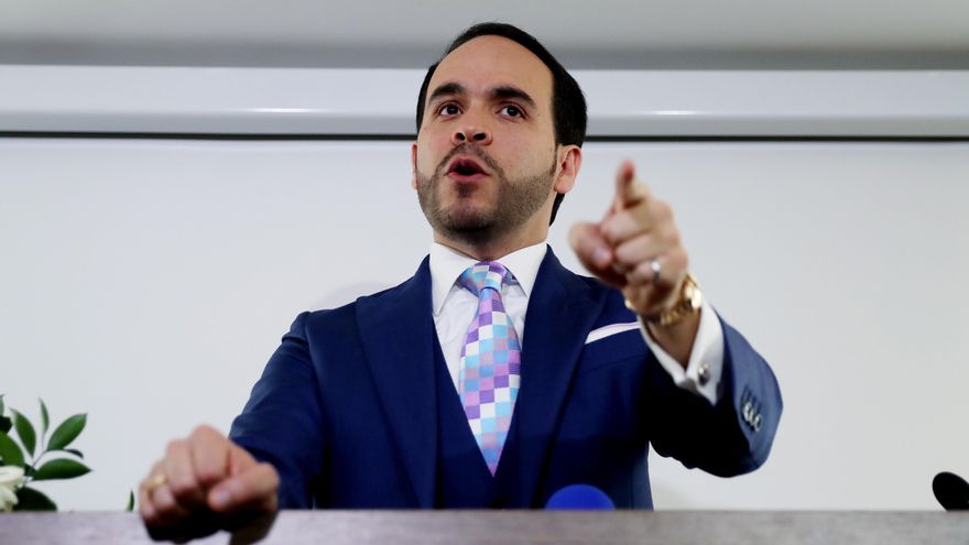 Incendian un vehículo decorado con la imagen de un precandidato presidencial colombiano