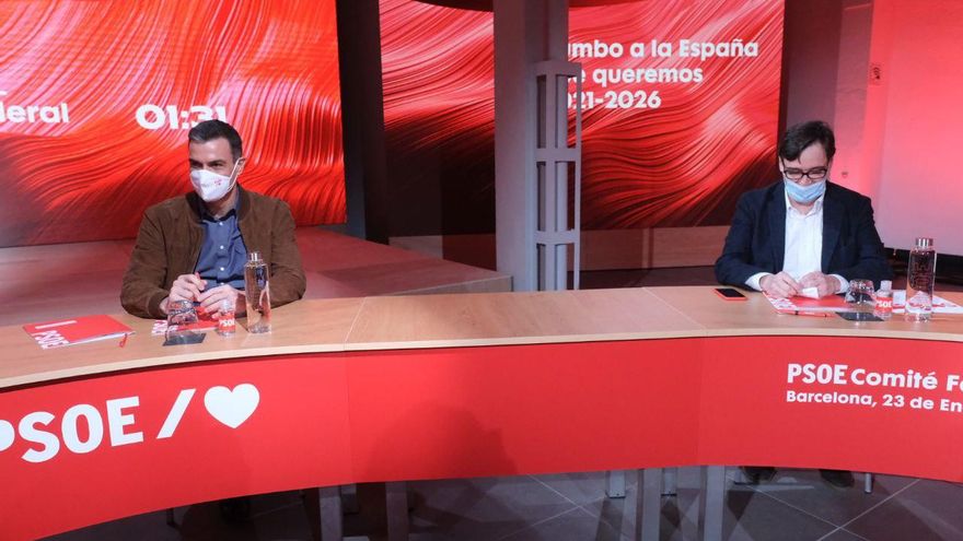 Pedro Sánchez y Salvador Illa en el acto en la sede del PSC este sábado.