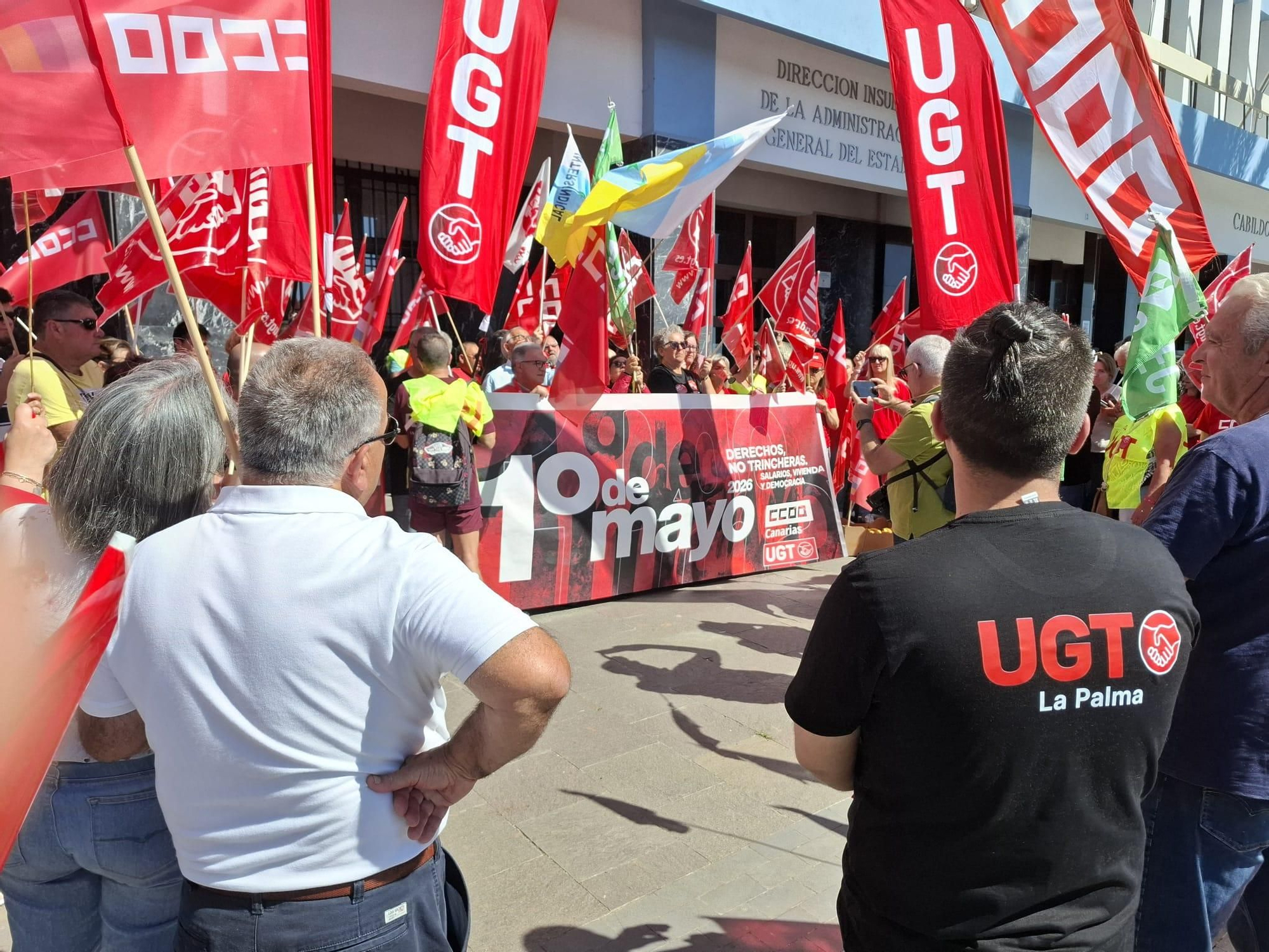 UGT, CCOO, Intersindical Canaria y STEC se han concentrado este viernes en Santa Cruz de La Palma. LA PALMA AHORA