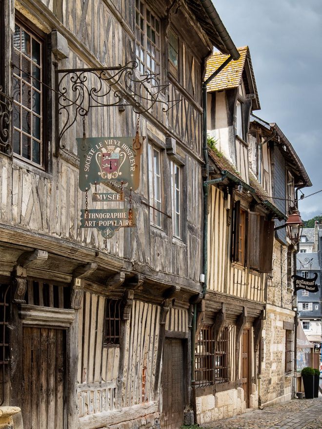 Casas medievales con trama de madera en la calle de la Prisión.