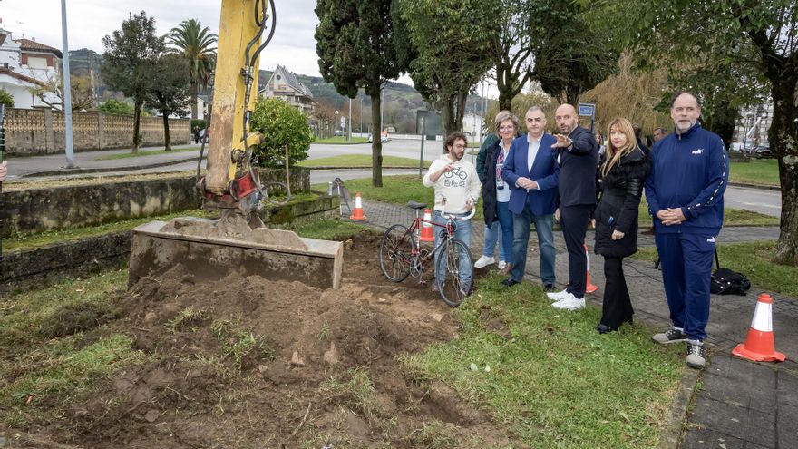 El Consejero De Fomento, Roberto Media, En Su Visita A Las Obras De Inicio Del Carril Bici De Laredo