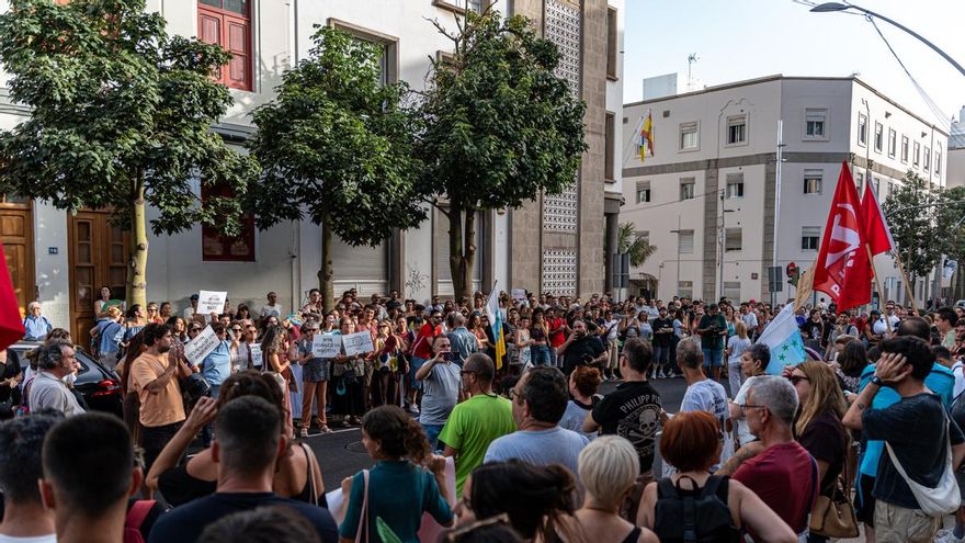 Más de 200 personas se movilizan en Tenerife por el derecho a la vivienda