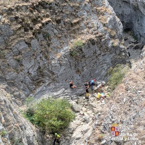Rescatada en helicóptero una montañera que quedó inconsciente tras una caída en Carrocera.