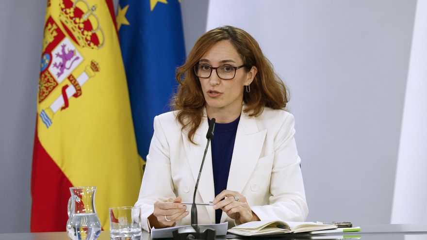 La ministra de Sanidad, Mónica García, durante su intervención en la rueda de prensa posterior a la reunión del Consejo de Ministros este martes en Moncloa. EFE/ J.J.Guillén